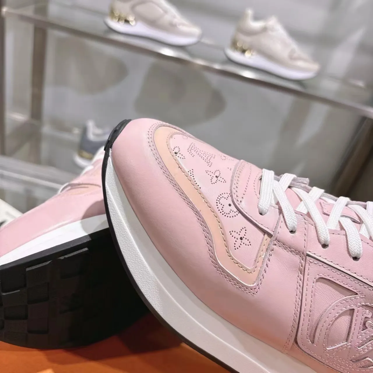 [L Family] P: 760💰Size 35-42 for women, 39-46 for men, (41.42 for women, 45.46 for men, customized) .LV Donkey Brand 🔥🔥LOUIS VUITTON Louis Vuitton's official website synchronizes the 2025 autumn and winter couple's models, which are now on the market, this Neo Run Away sneakers are inspired by running shoes, integrating LV's iconic must-have shoes into the trend. This version is a 1:1 replica of the original version. It is made of two-tone calfskin to highlight its simple lines and unique wedge outsole. Key details include the LV initials on the side and an engraved gold heel stabilizer on the back plus a 2cm hidden insole.
